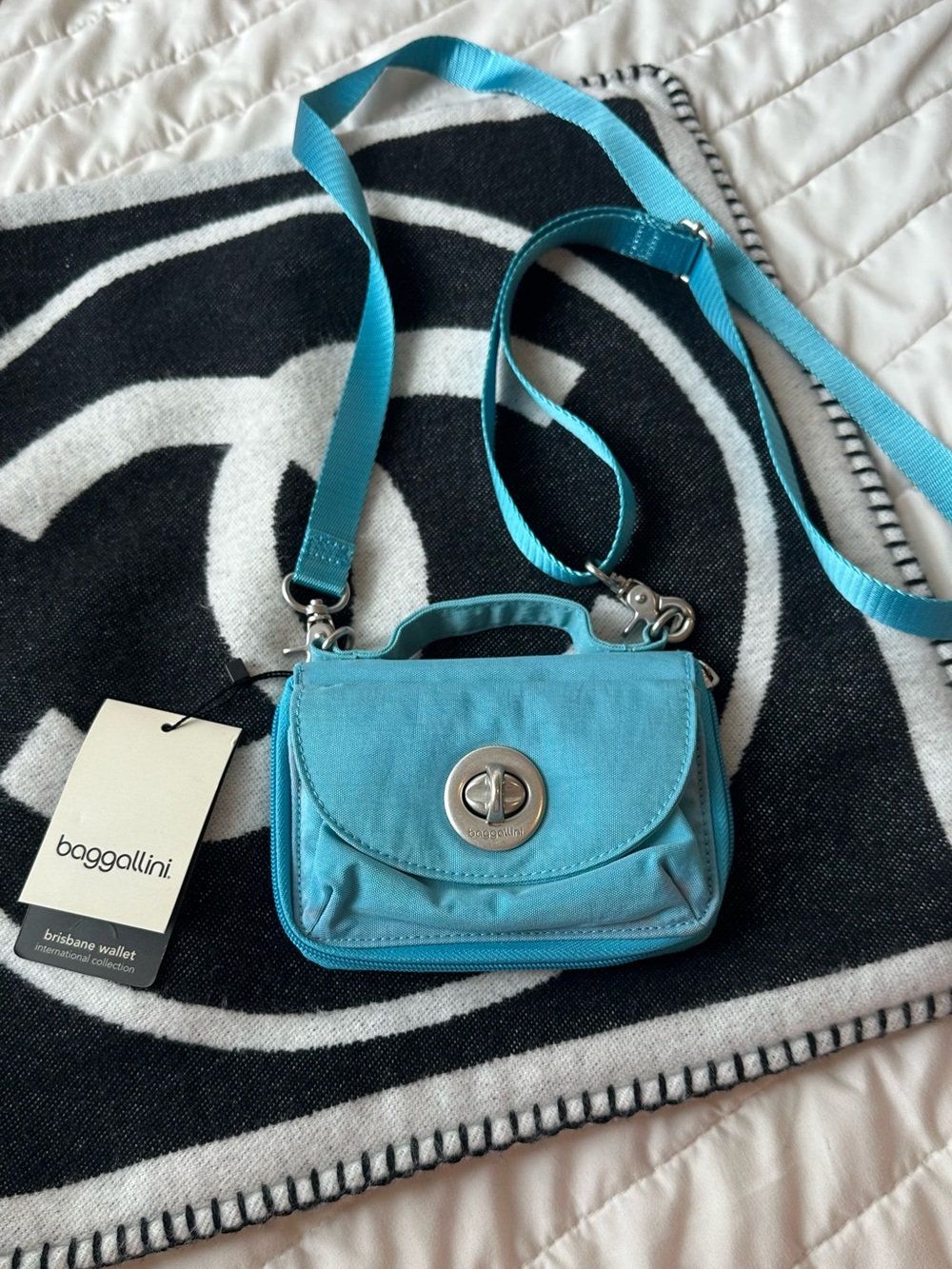 NWT Baggallini Blue Crossbody Brisbane Wallet Bag with Turn-Lock 🛩️ Anti Theft